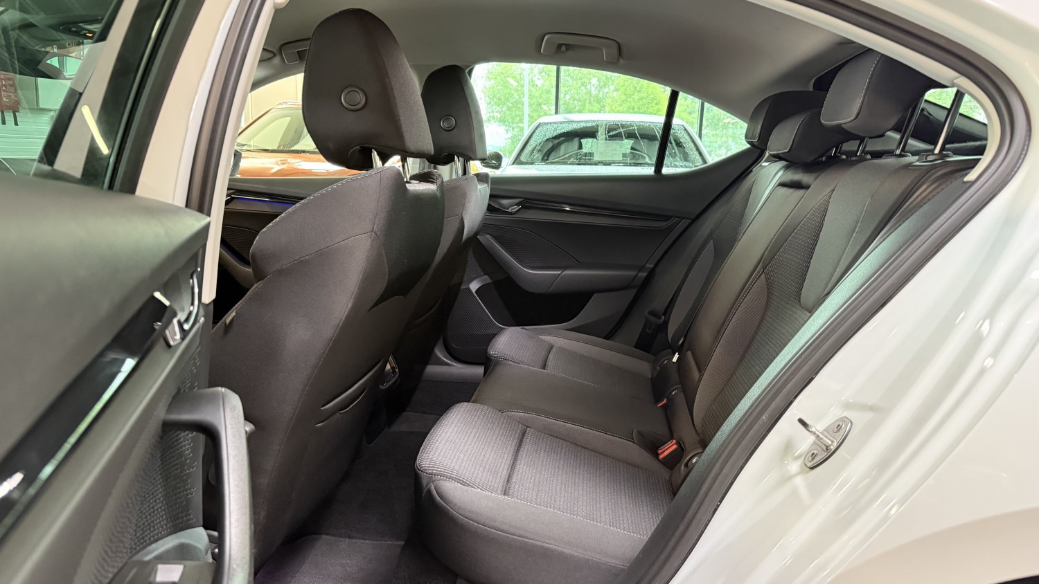 Car image 11