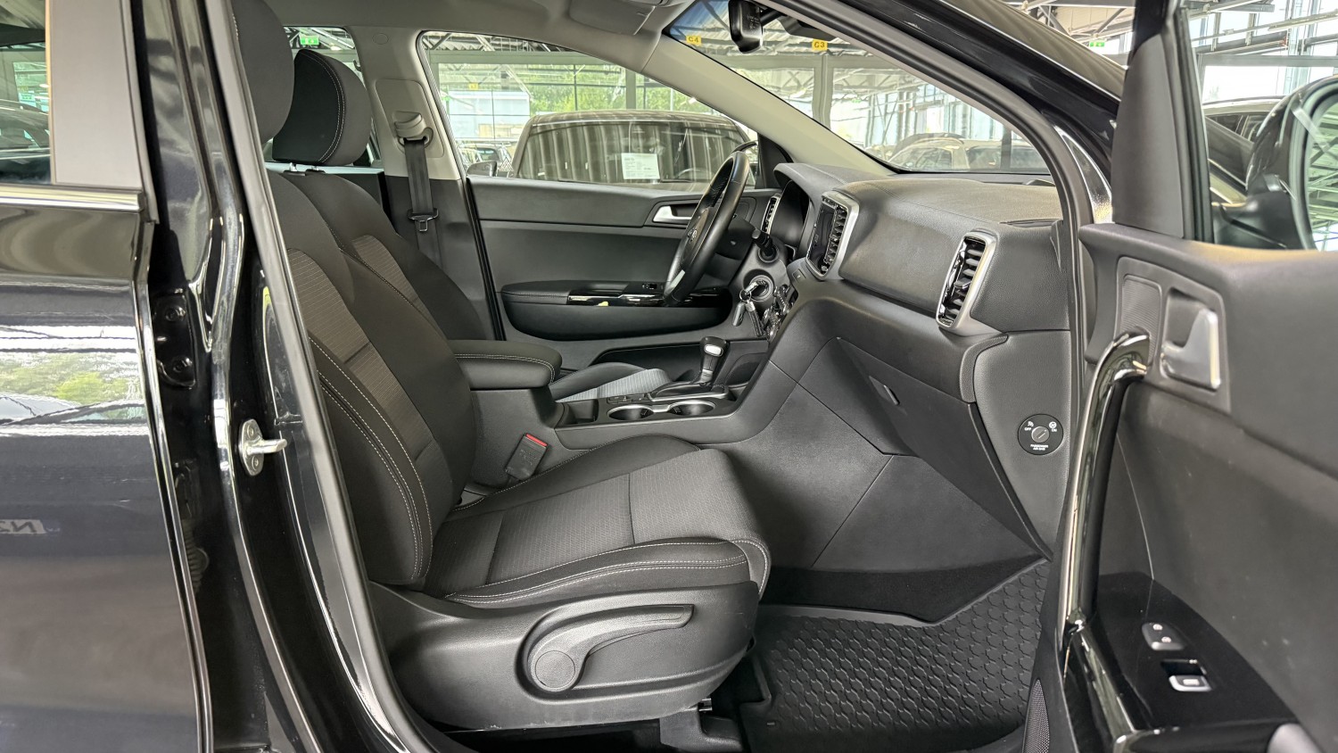Car image 14
