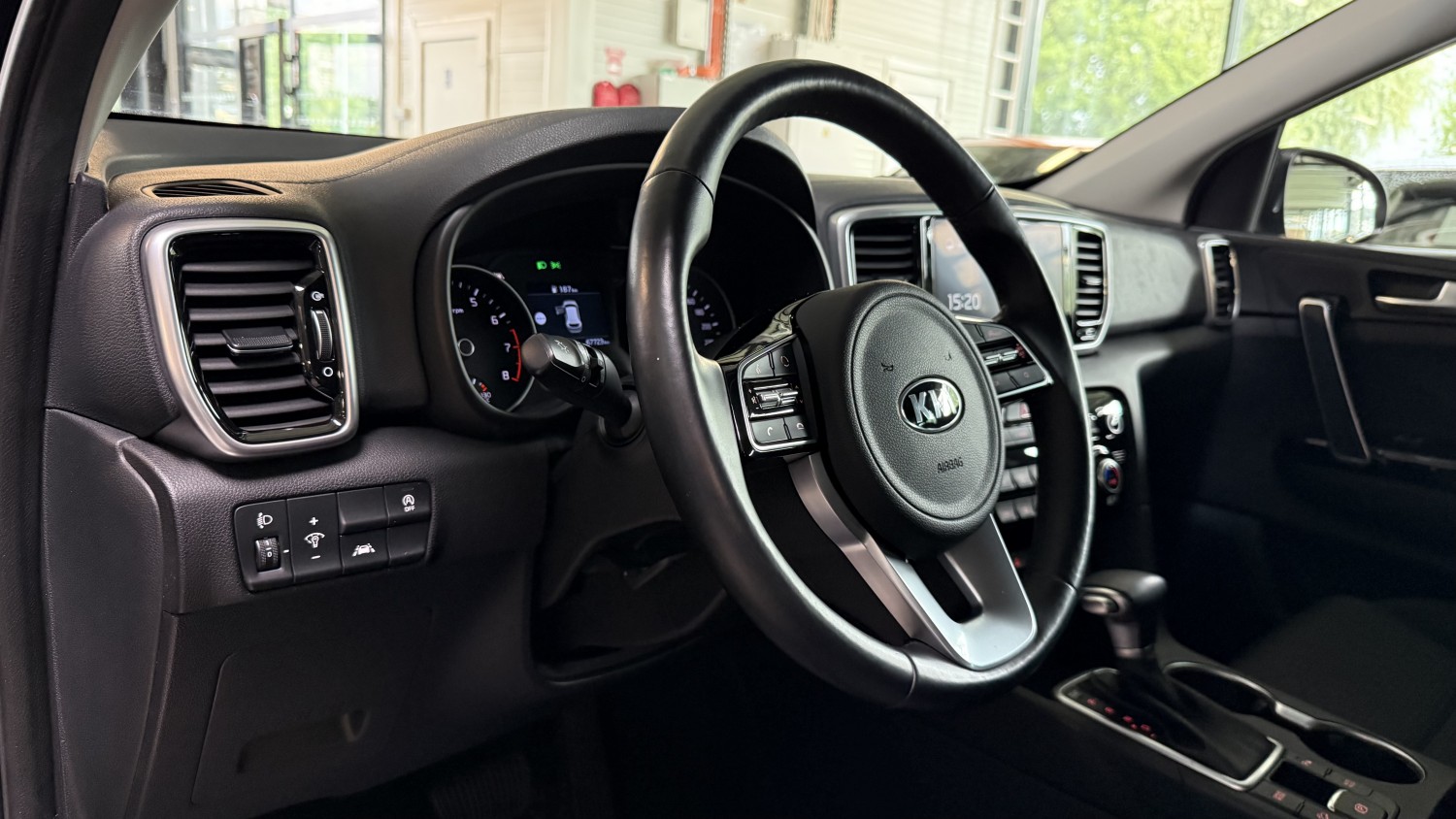 Car image 16
