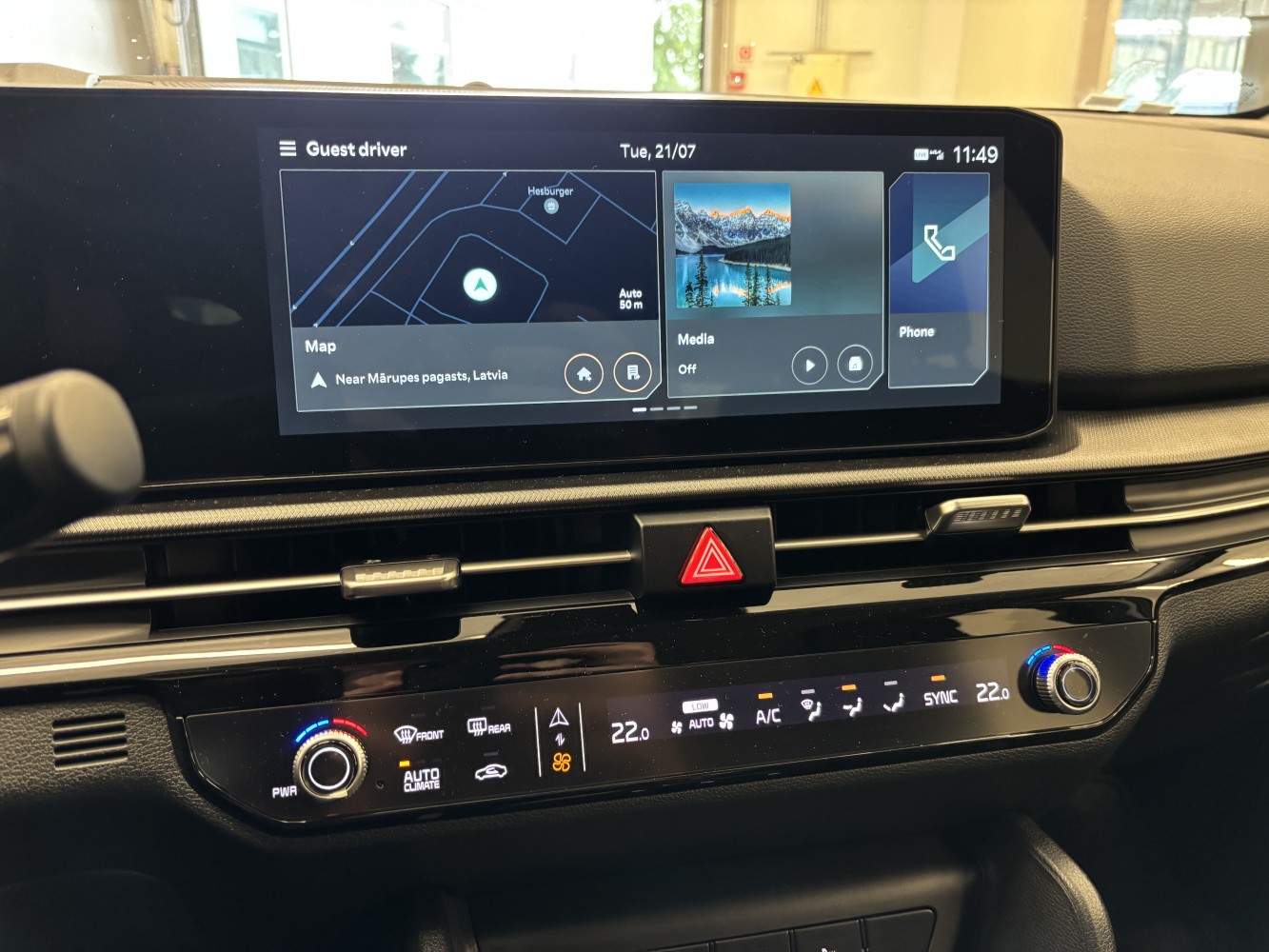 Car image 14
