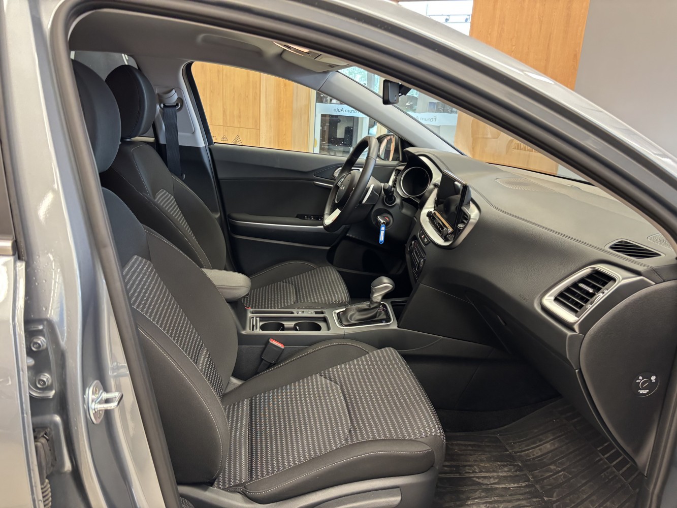 Car image 14