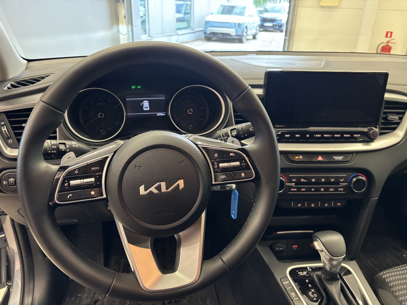 Car image 10