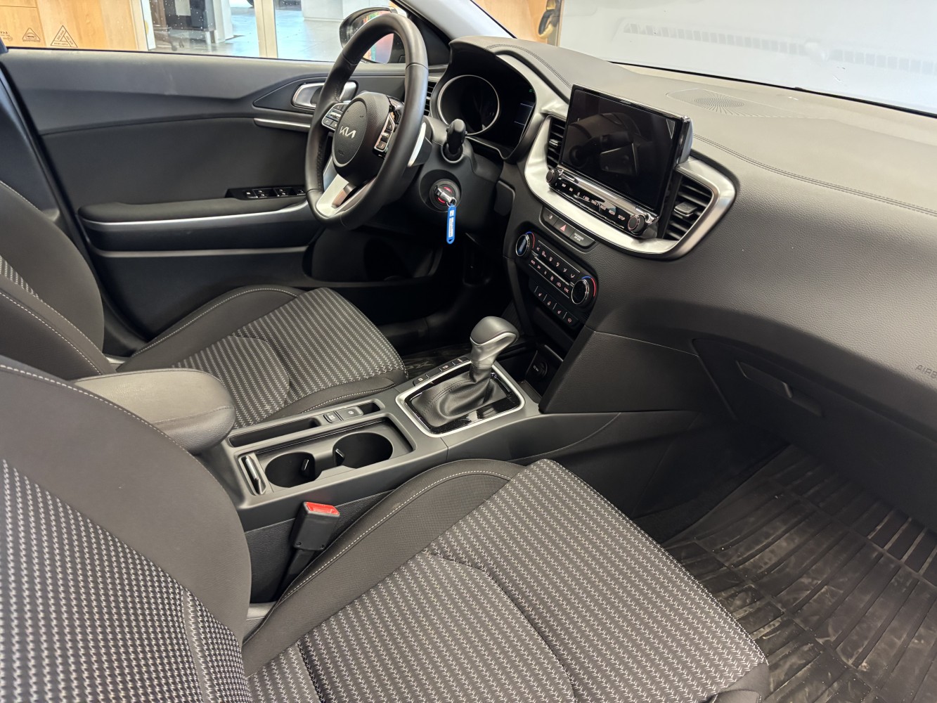 Car image 13