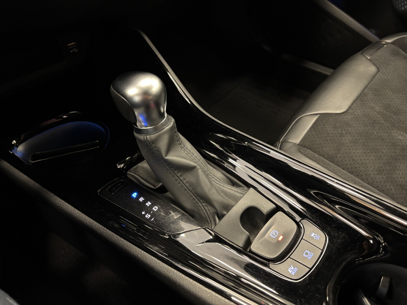Car image 24