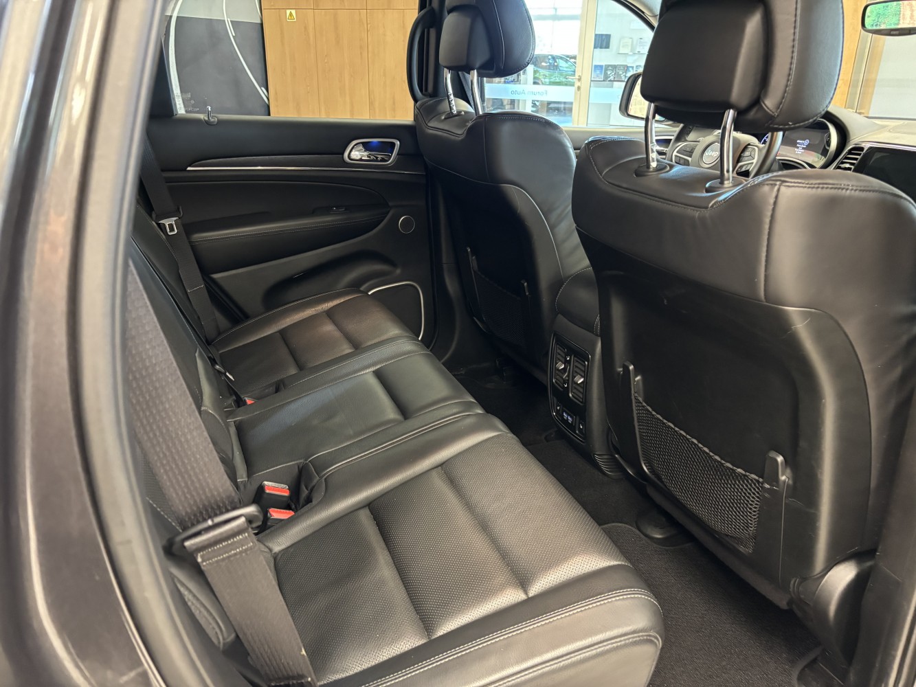 Car image 30