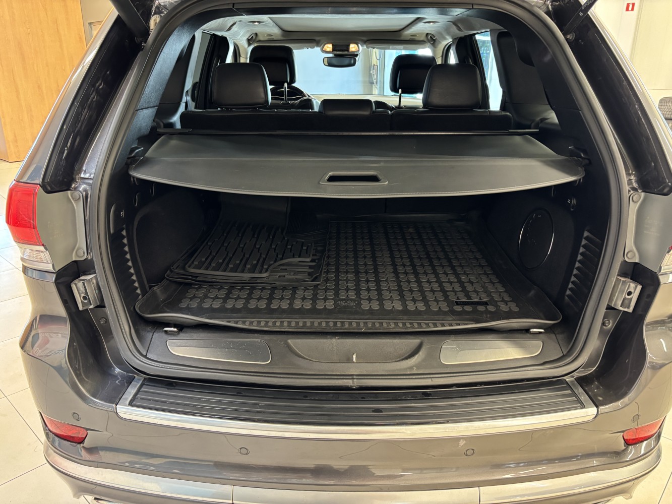 Car image 32
