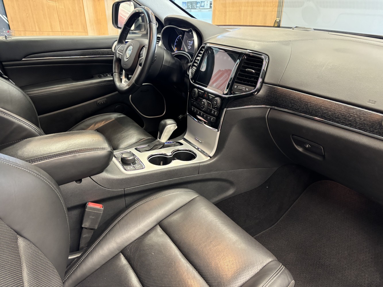 Car image 12