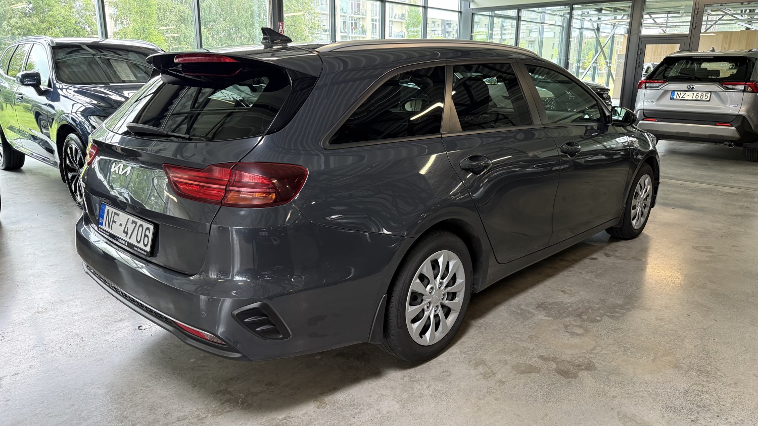 Car image 3