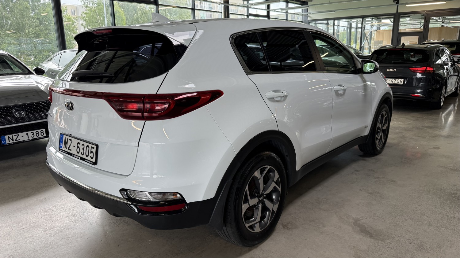 Car image 3