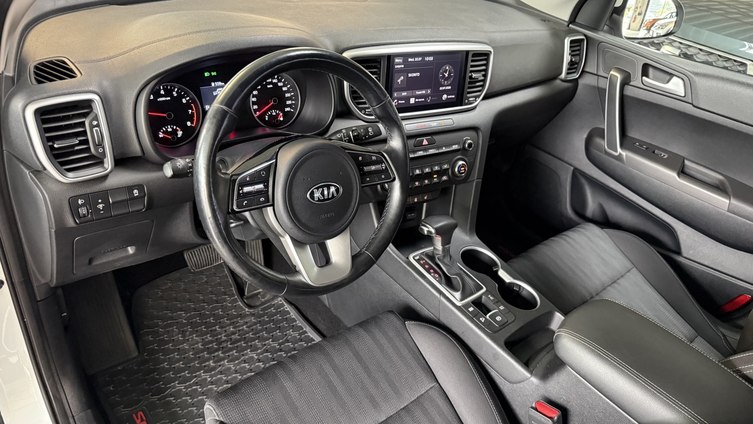 Car image 10