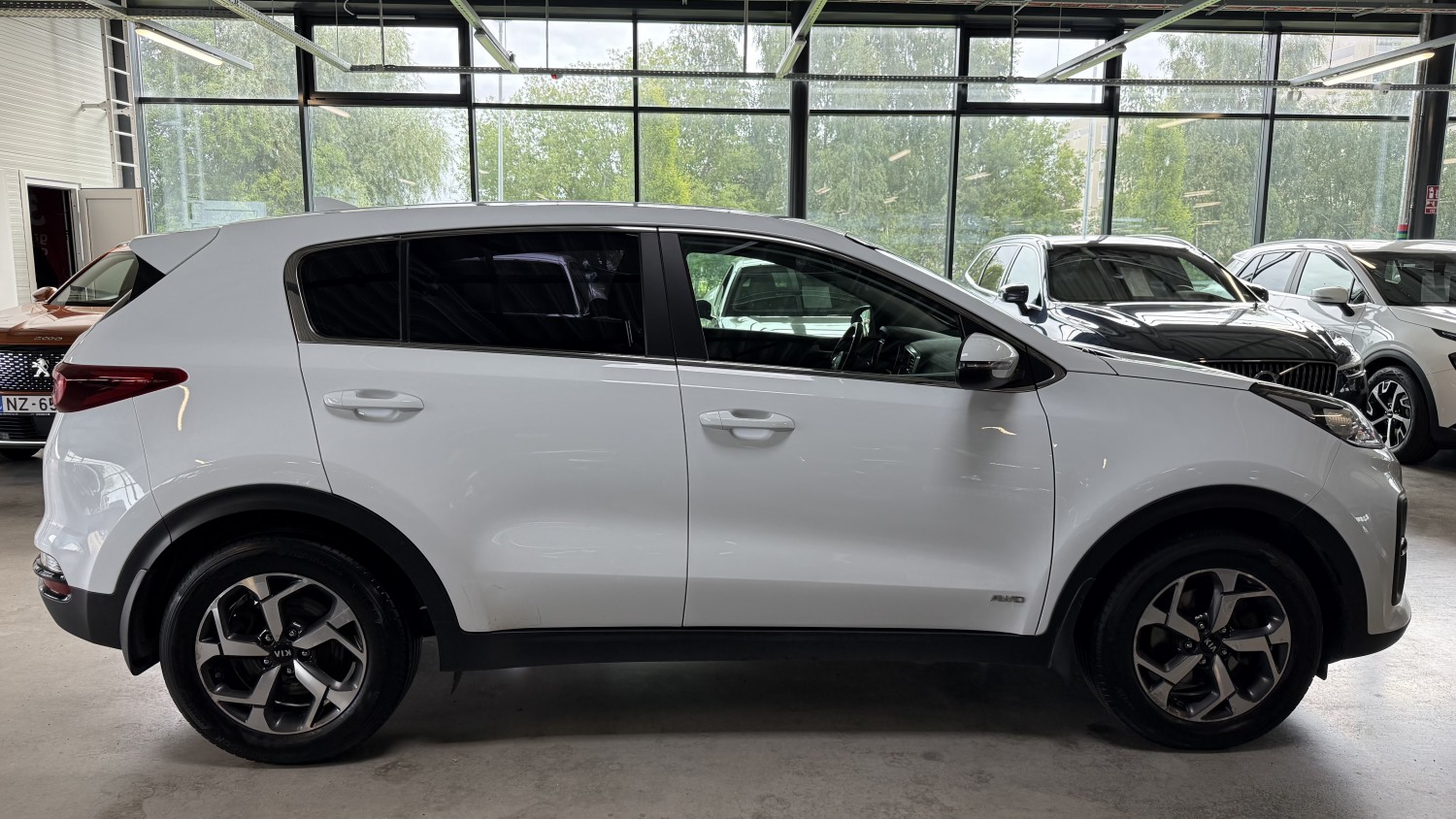 Car image 4