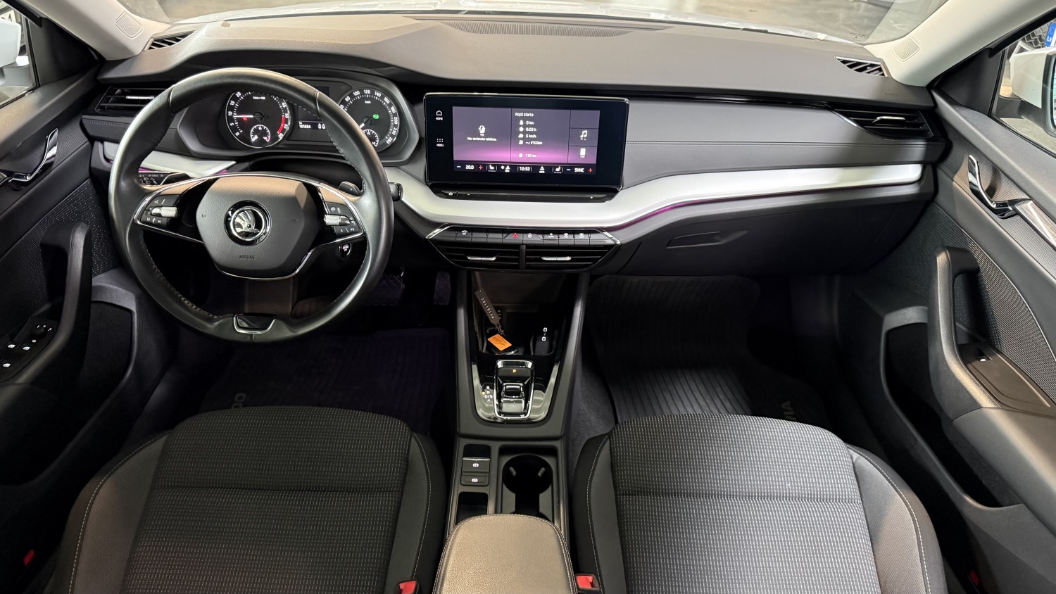 Car image 15