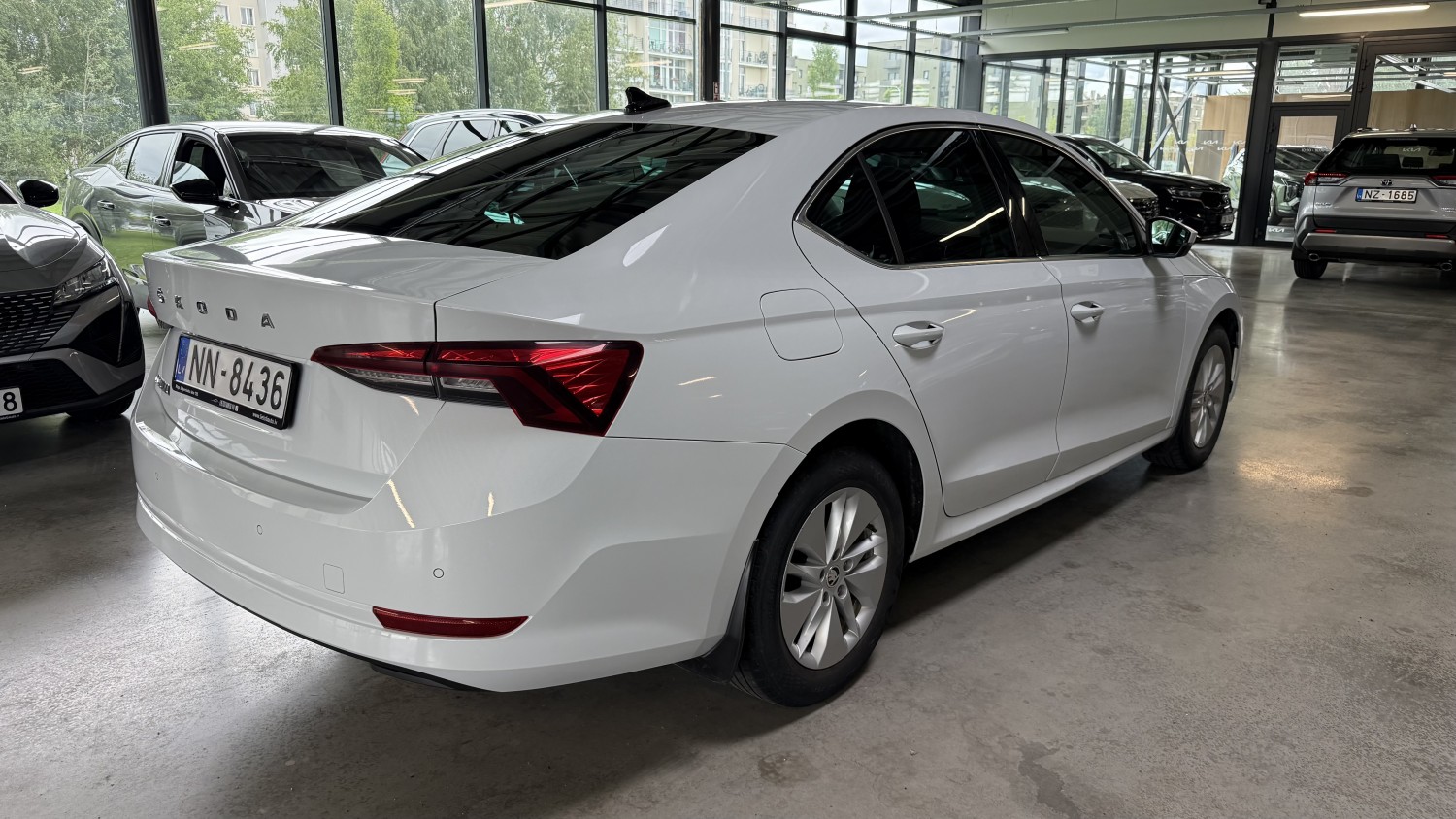 Car image 3