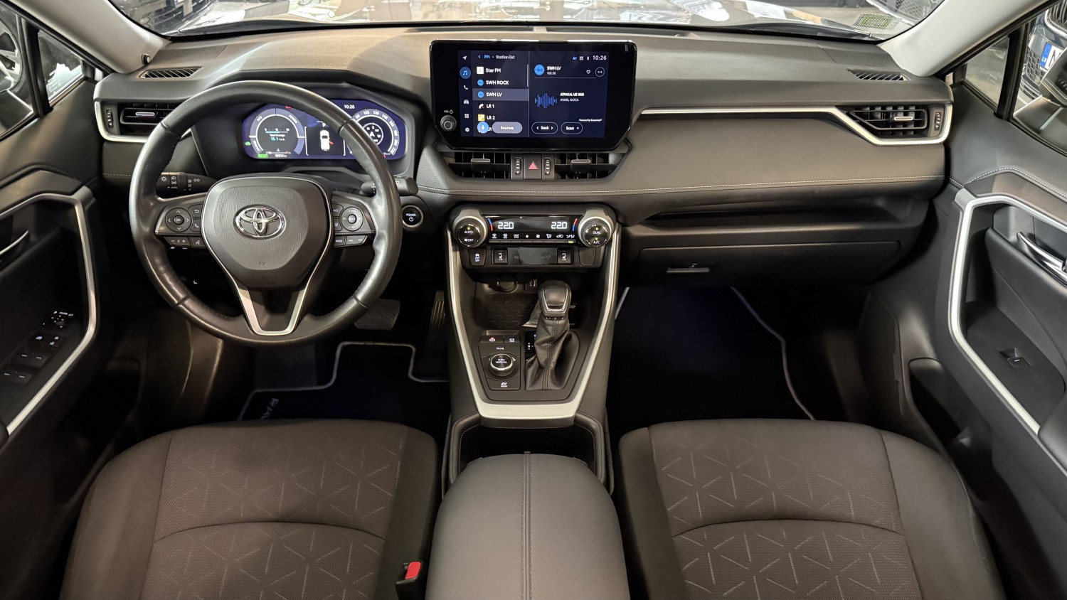 Car image 15