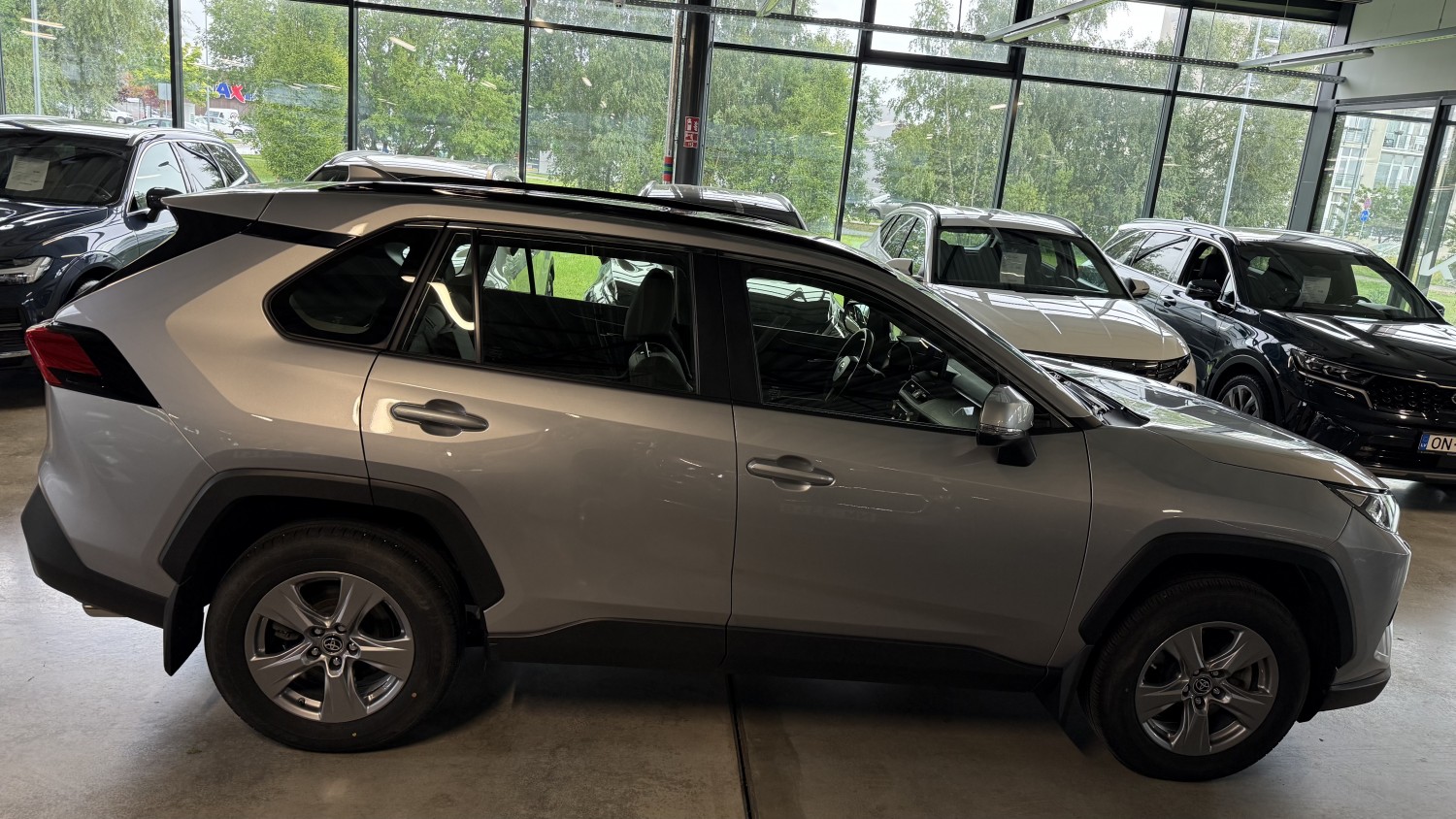 Car image 4