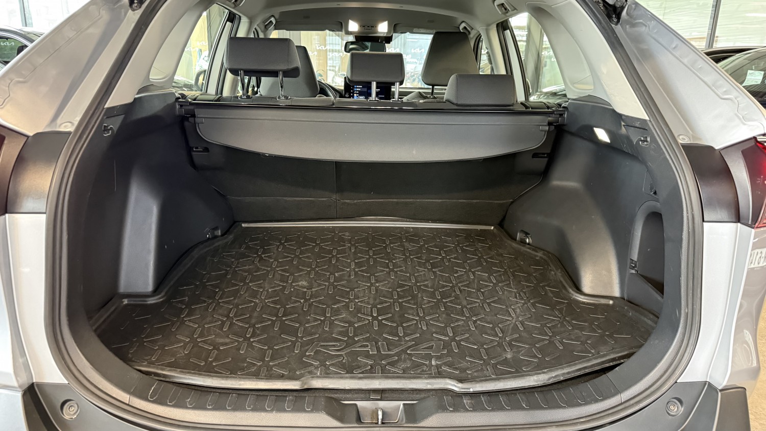 Car image 12