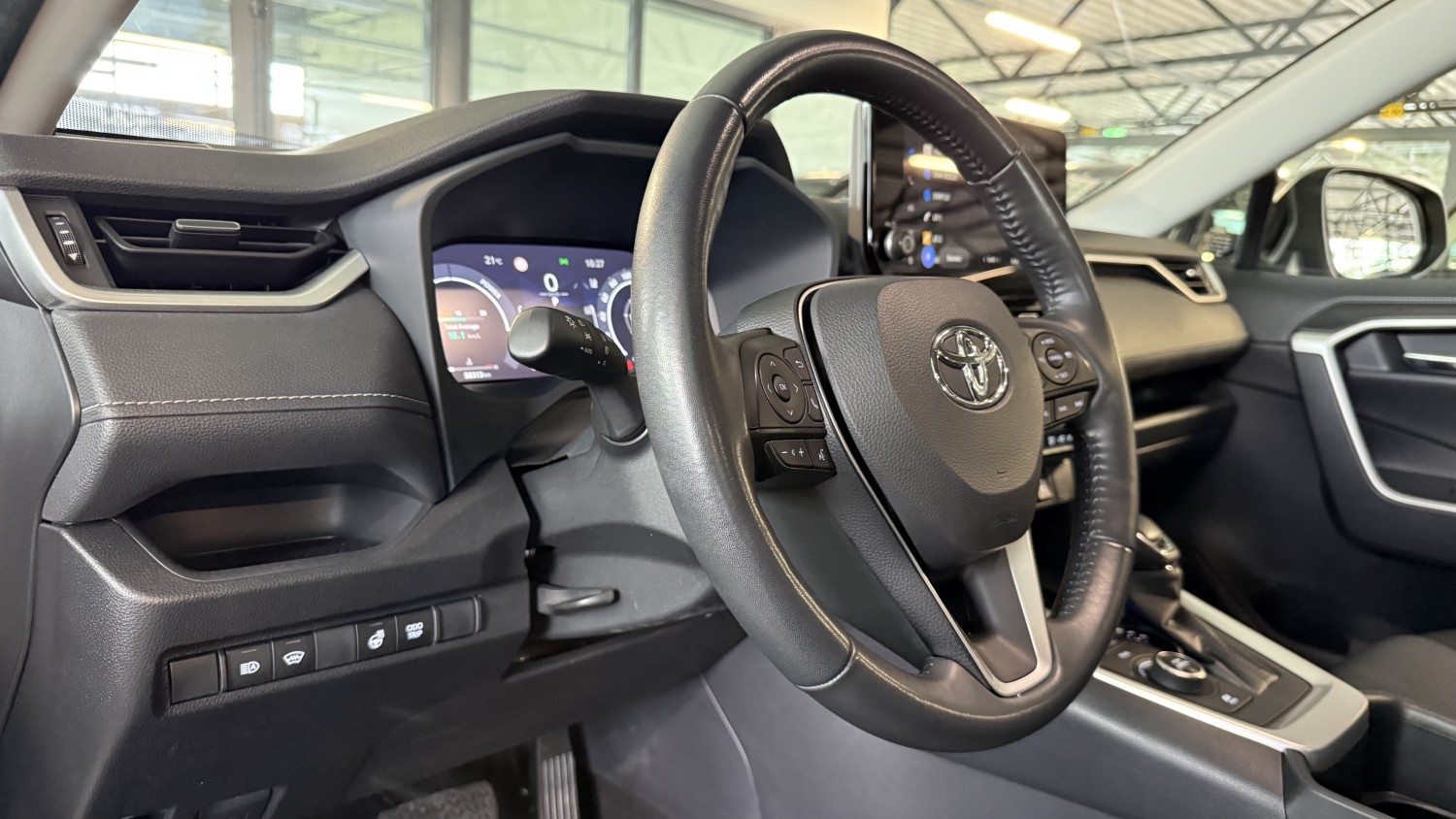 Car image 16