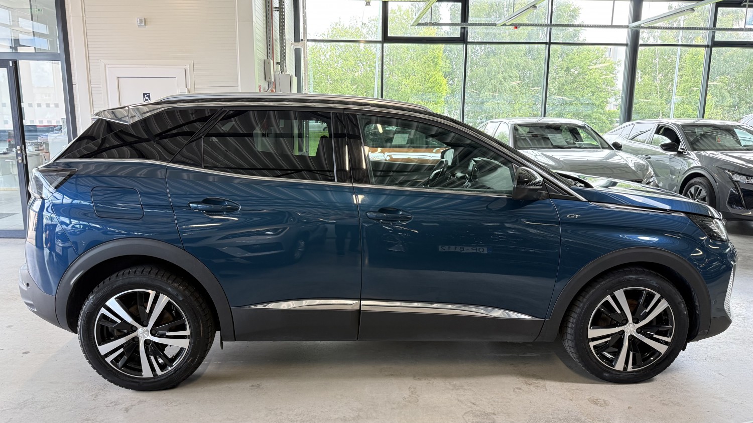 Car image 4