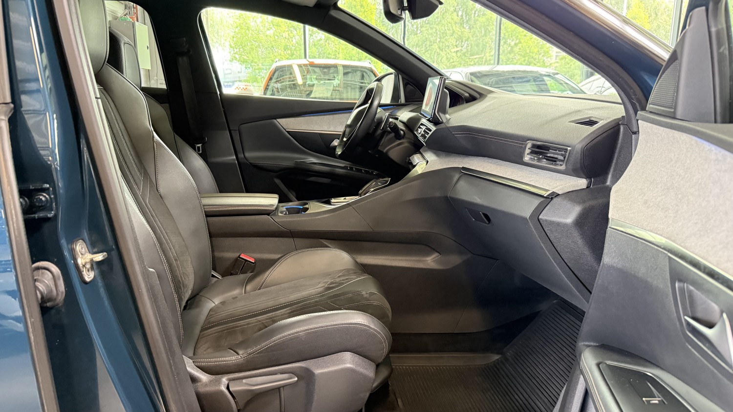 Car image 15