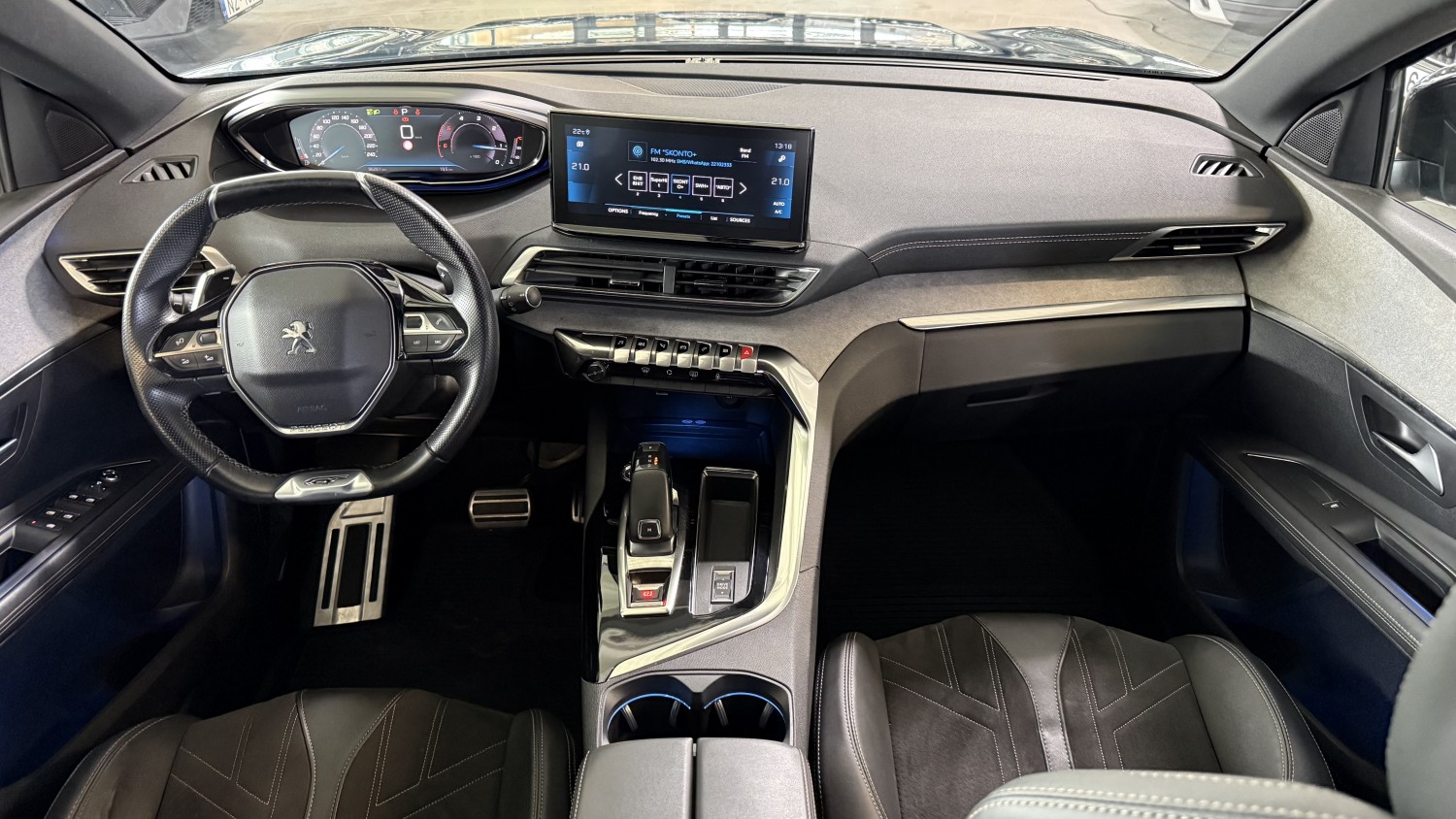 Car image 16
