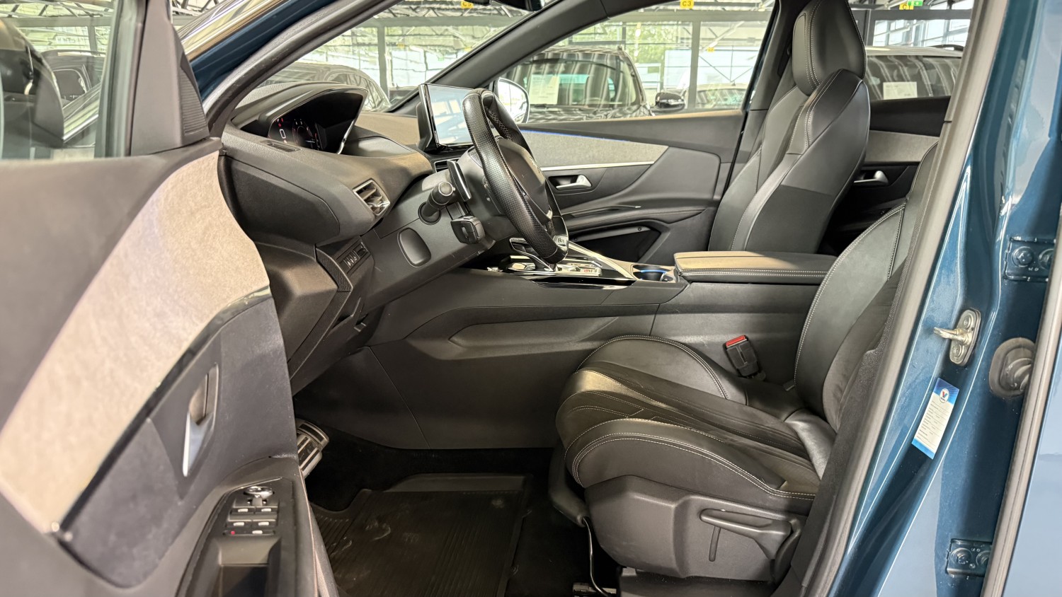 Car image 9