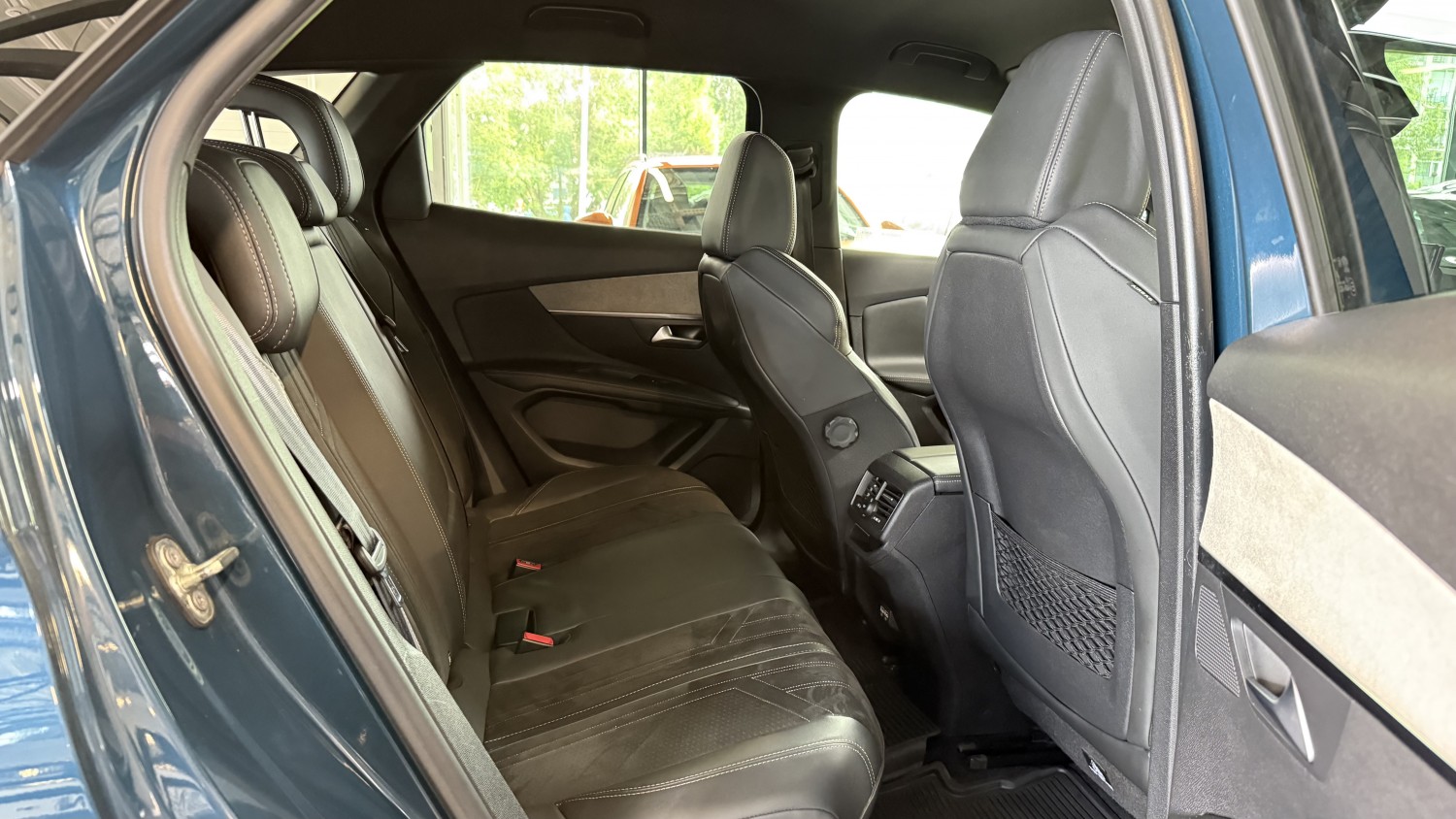 Car image 14