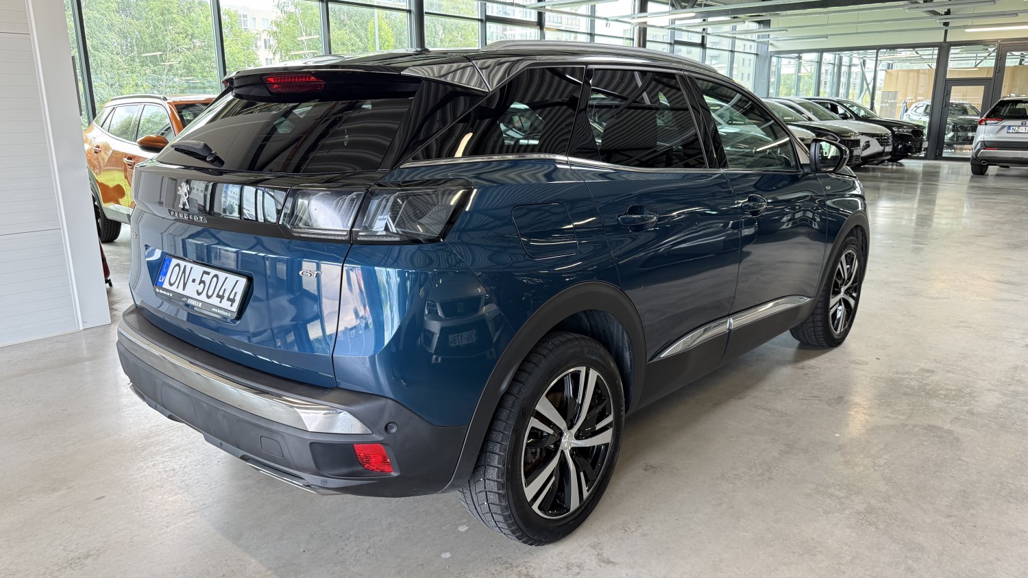 Car image 3