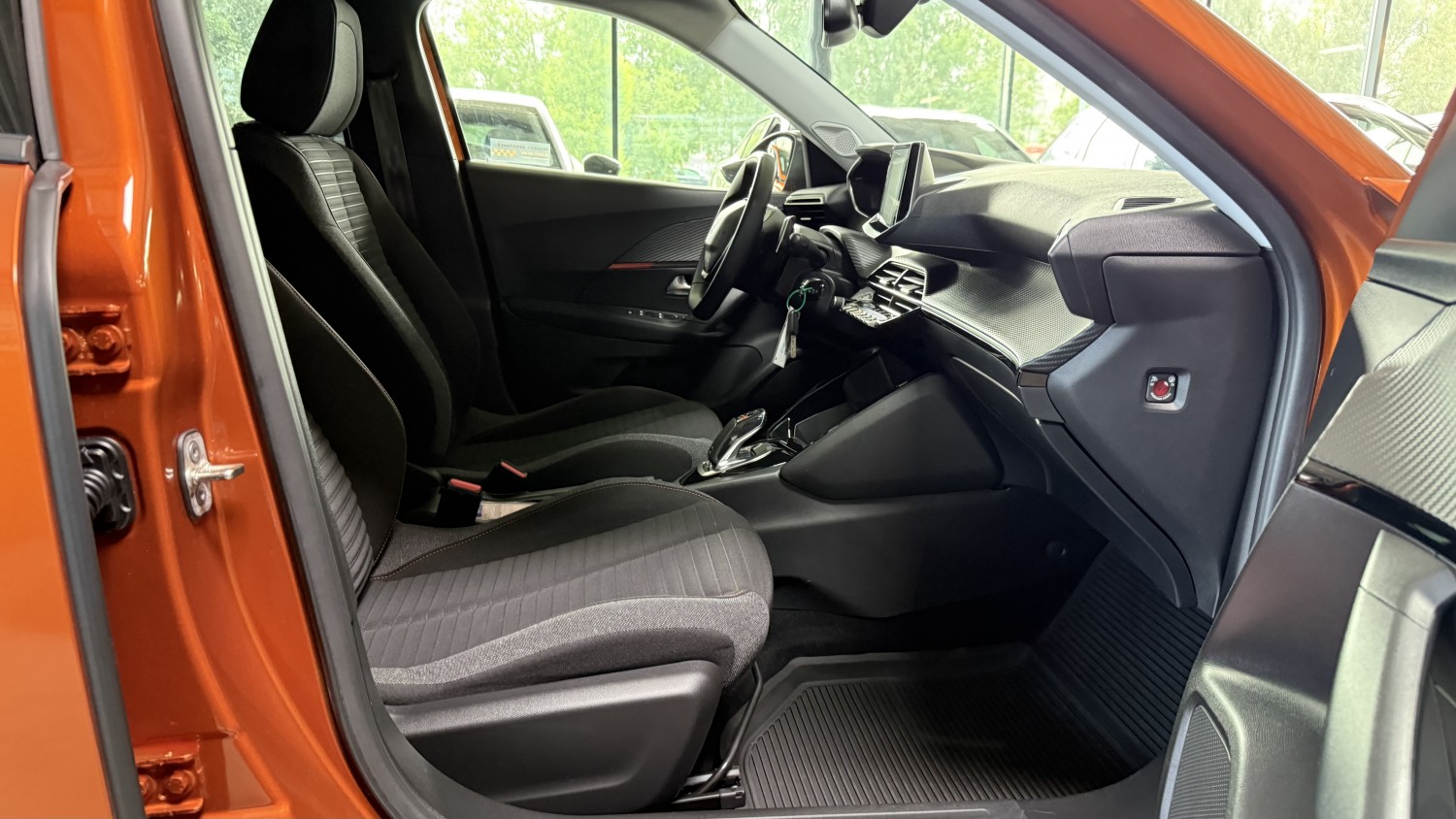Car image 14