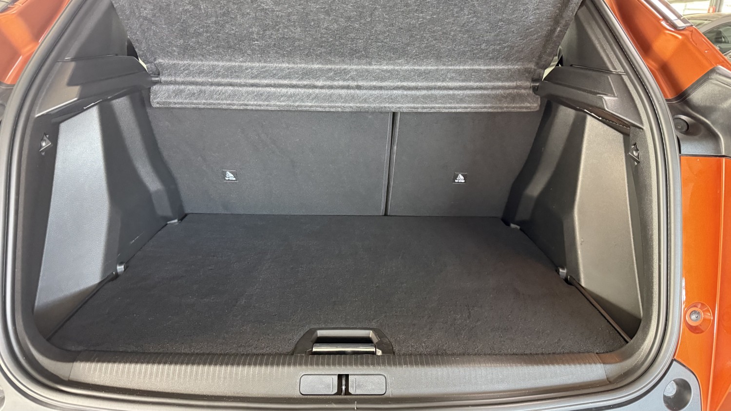 Car image 12