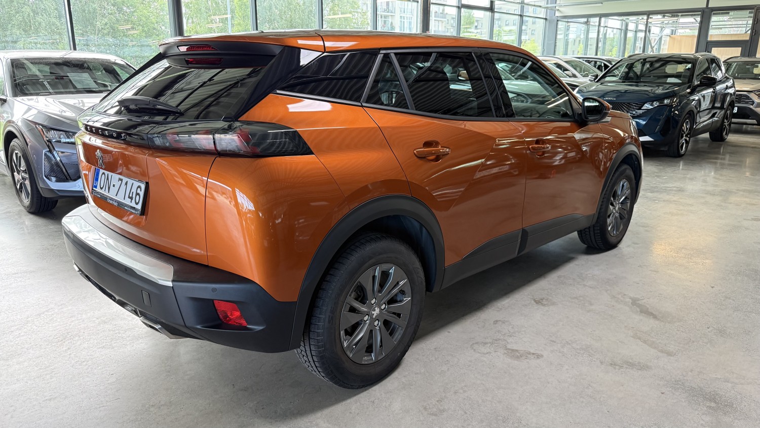 Car image 3