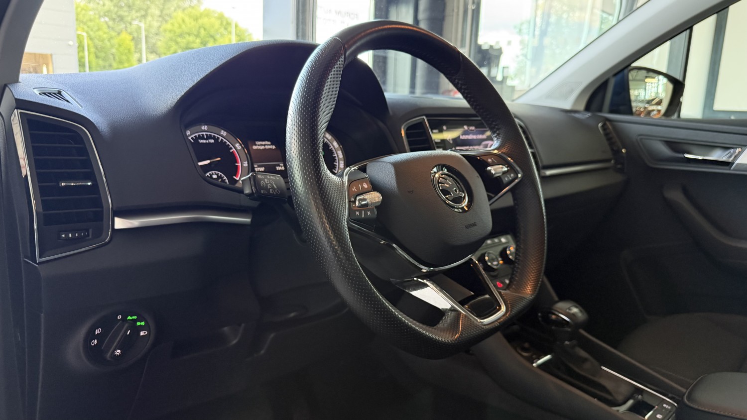 Car image 16