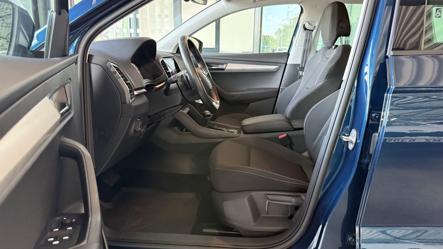 Car image 9