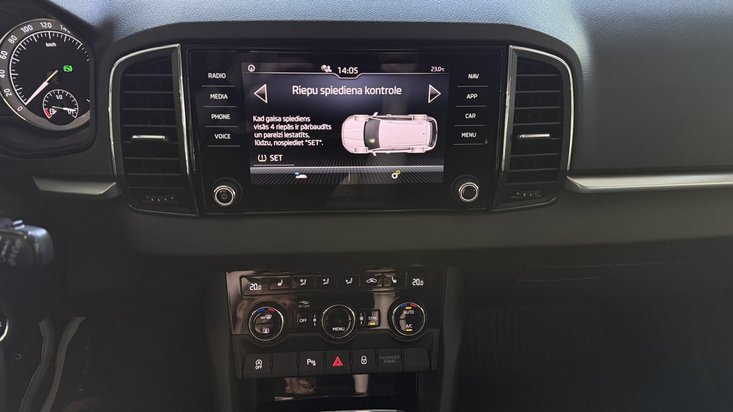 Car image 19