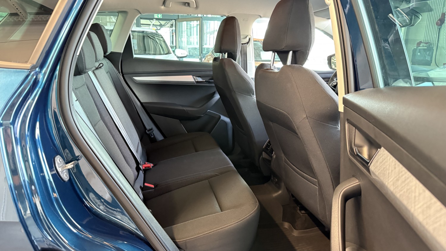 Car image 13