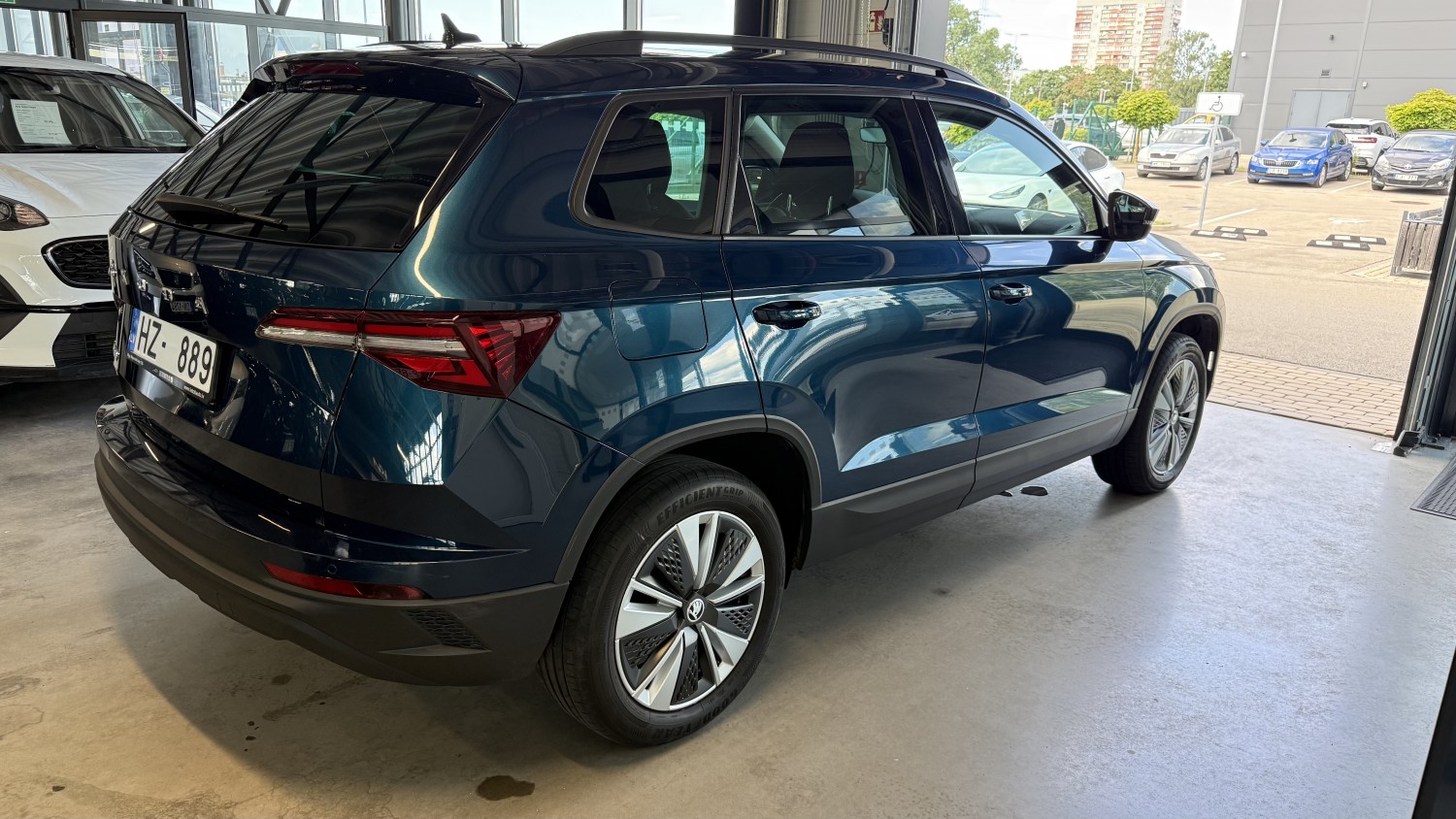 Car image 4