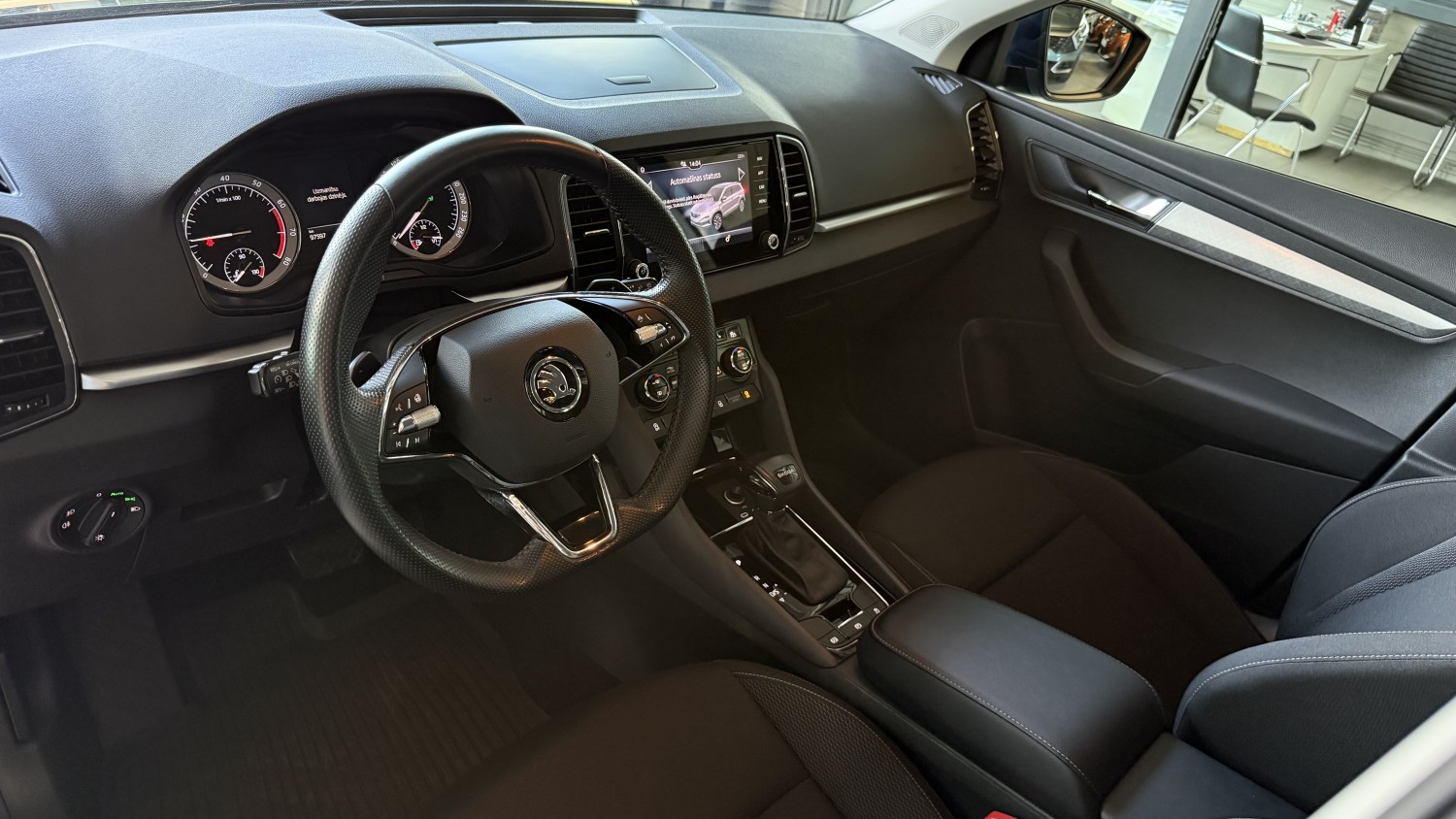 Car image 10