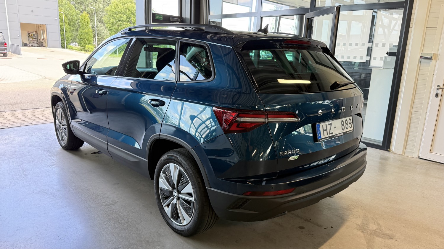 Car image 3