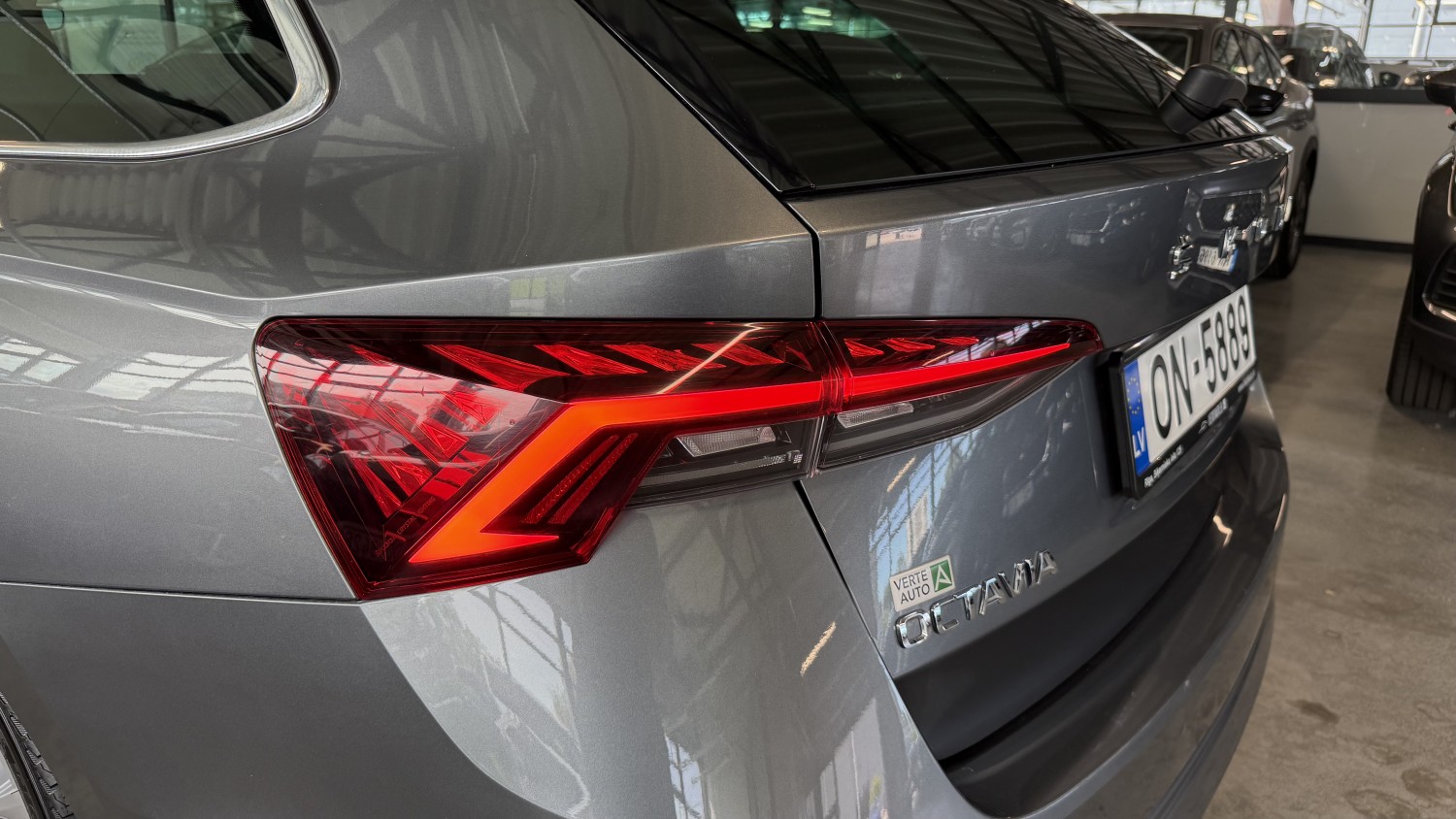 Car image 9