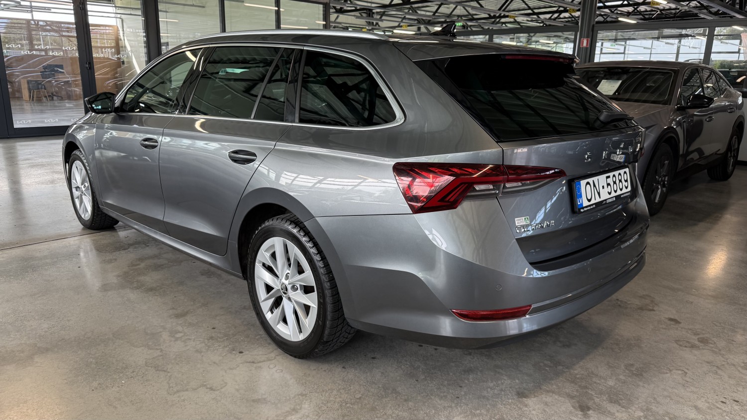 Car image 3