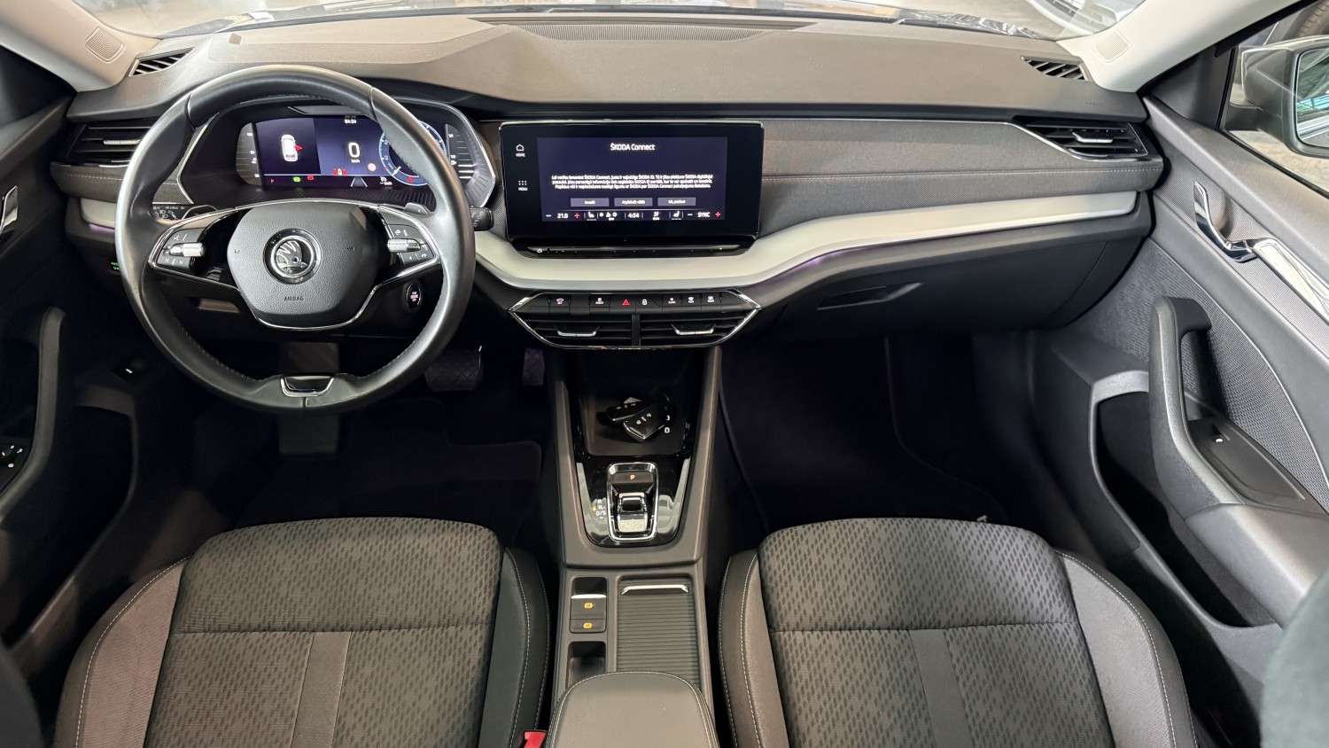 Car image 17