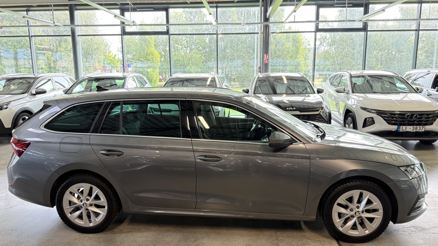Car image 5