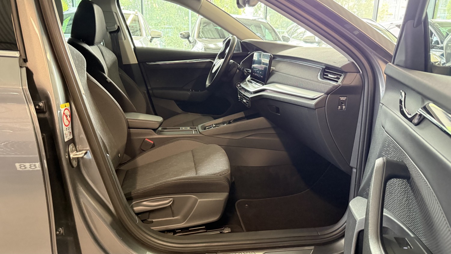Car image 16