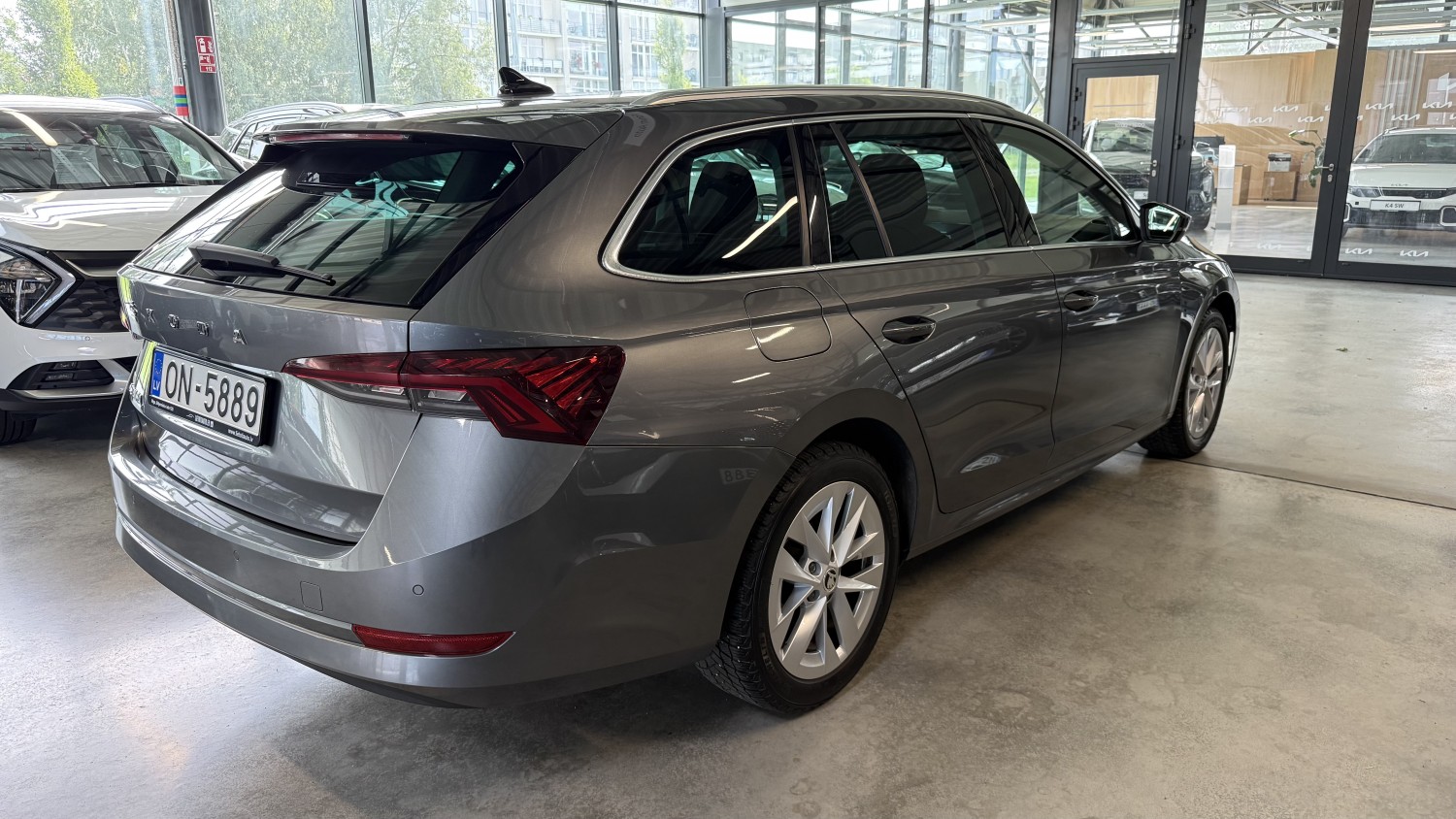 Car image 4
