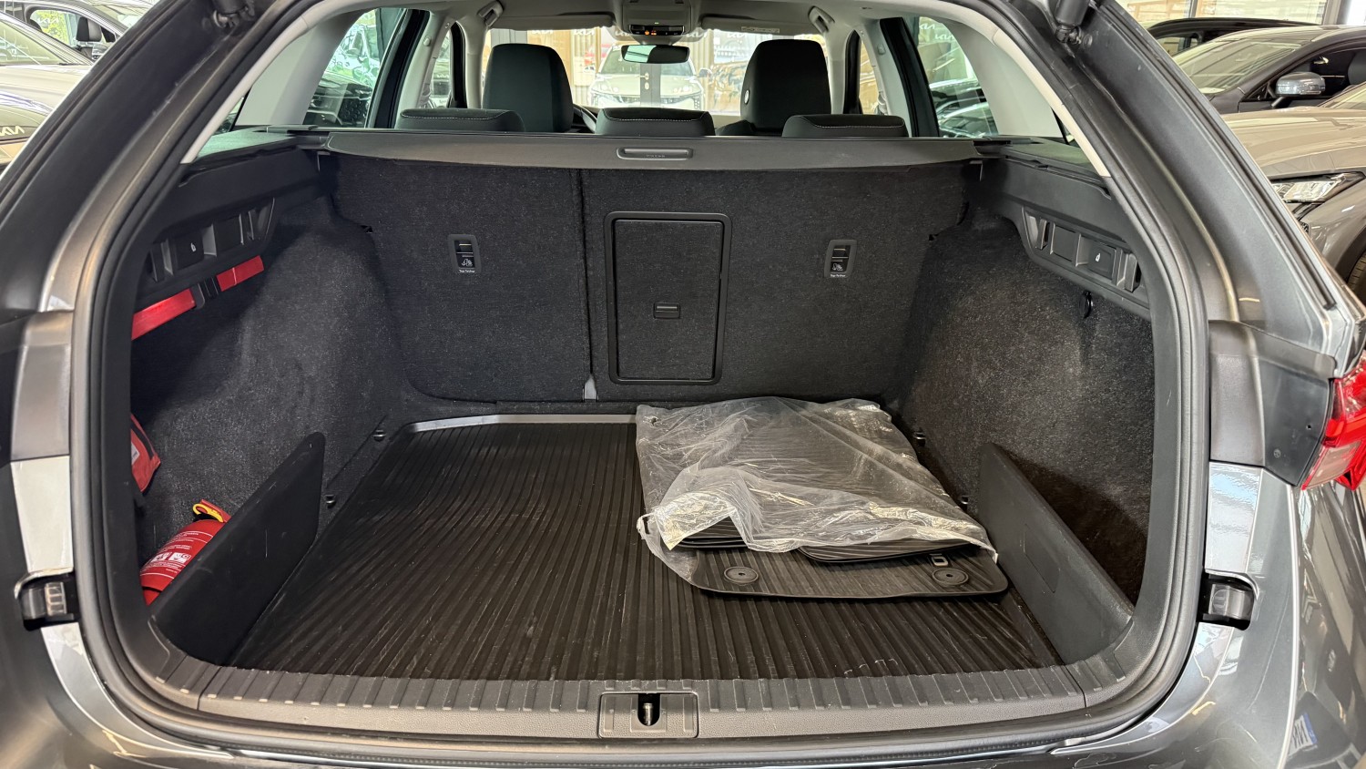 Car image 13