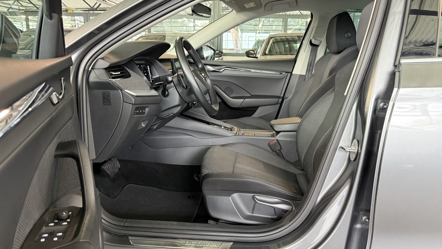 Car image 10