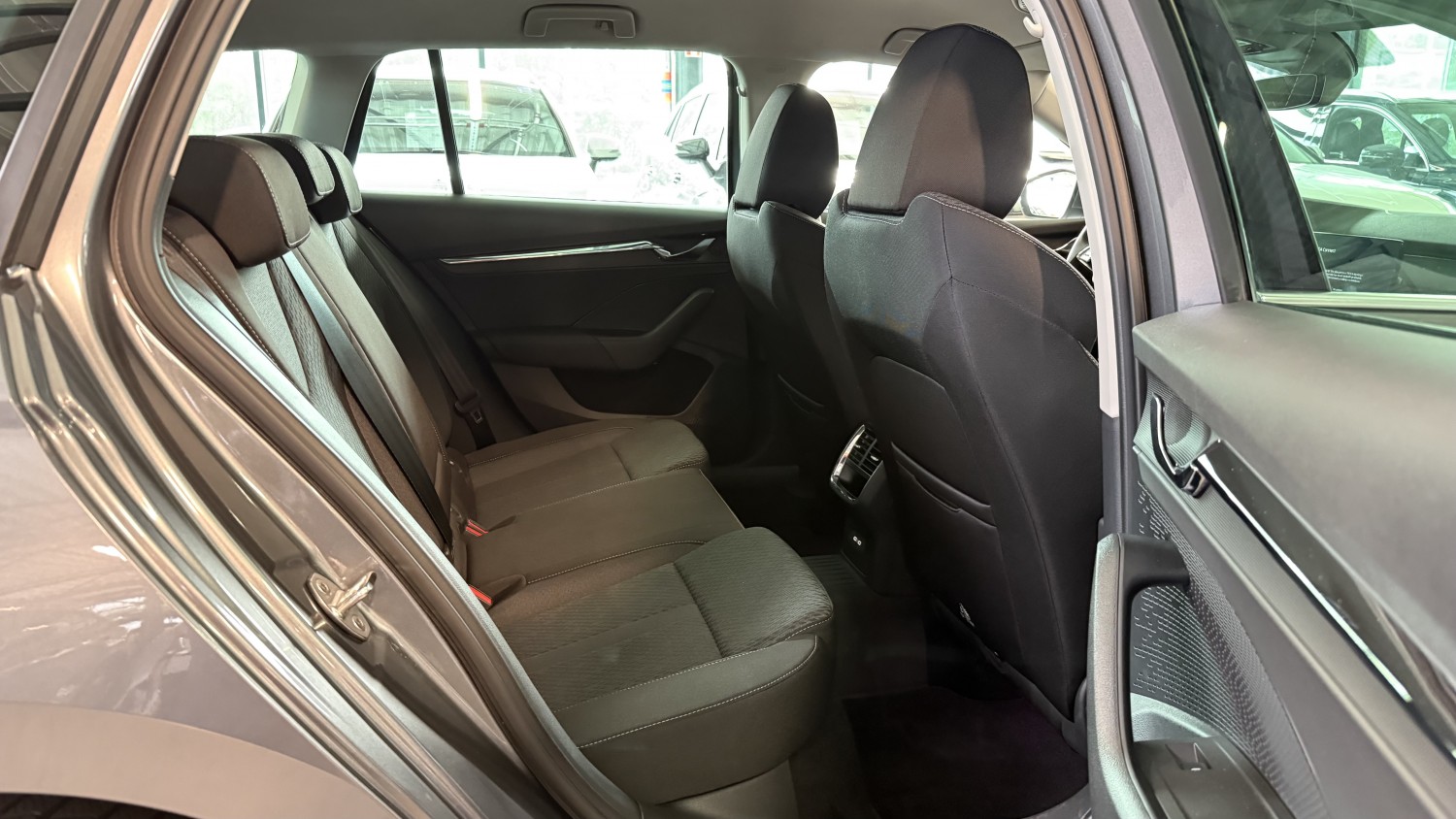 Car image 15