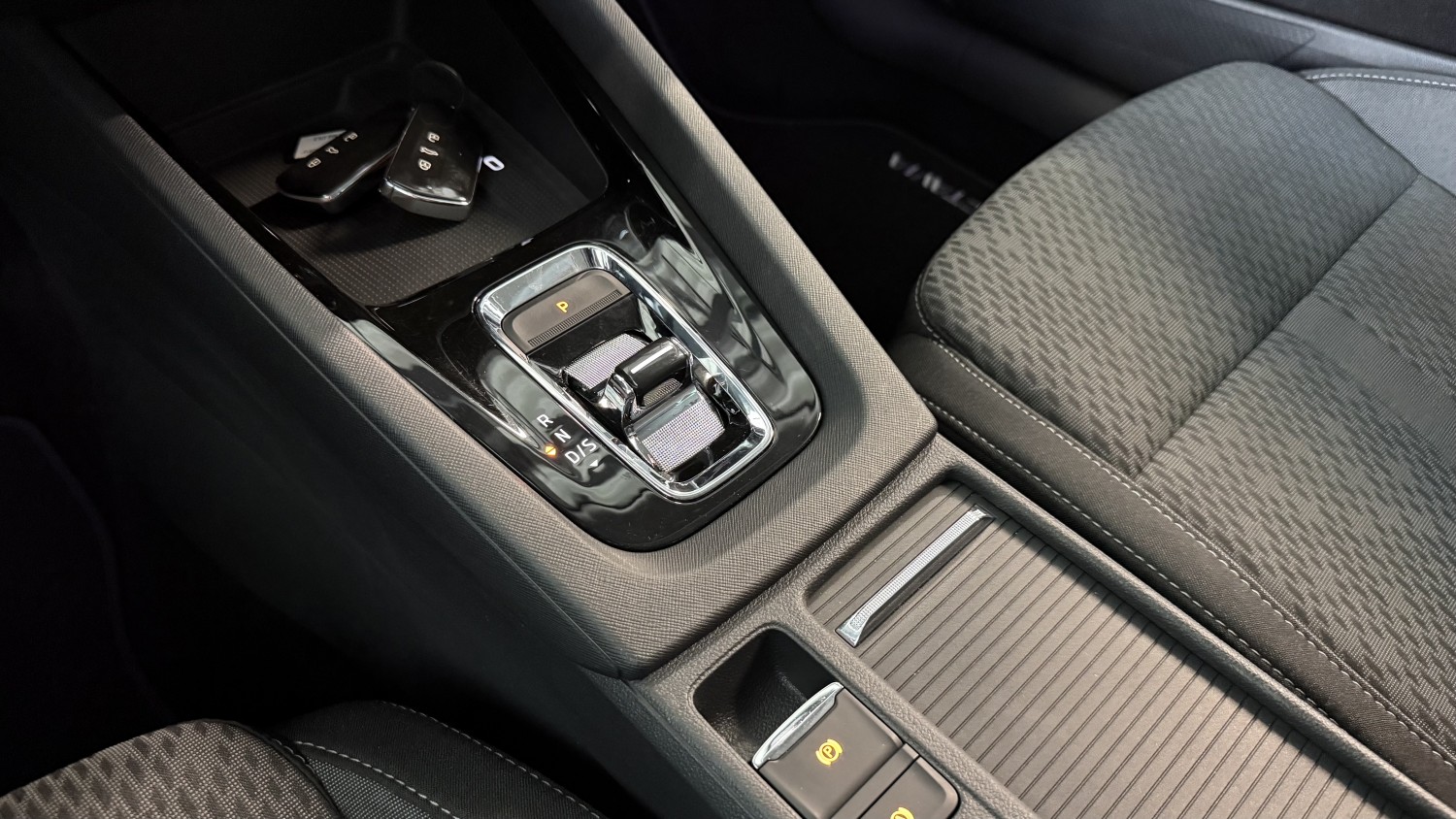 Car image 23