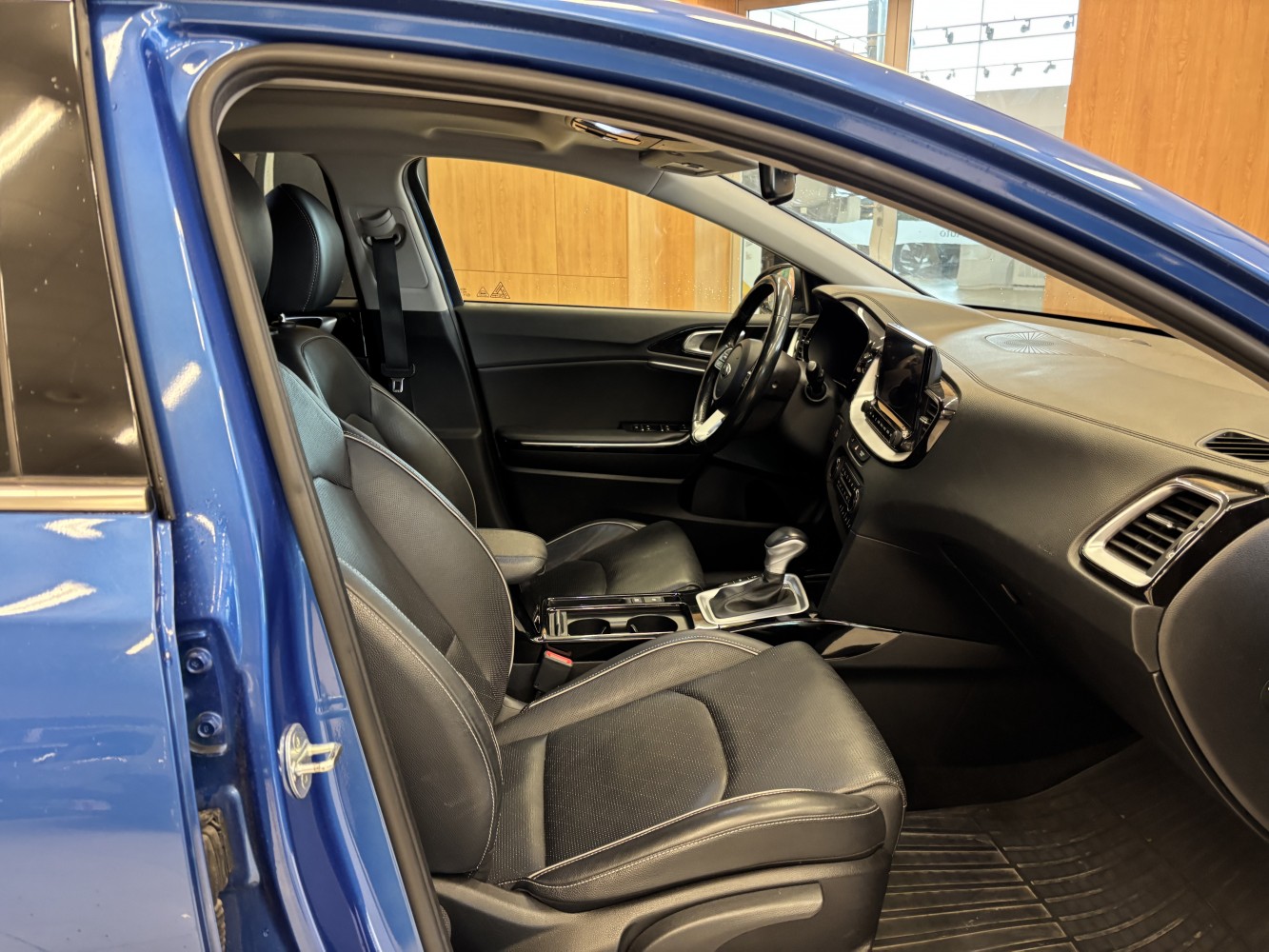 Car image 13