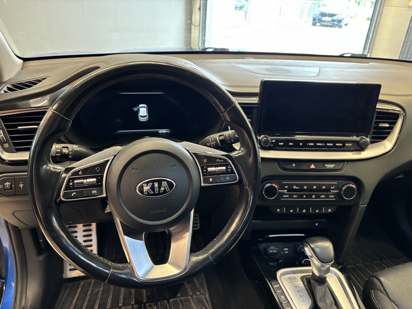 Car image 10
