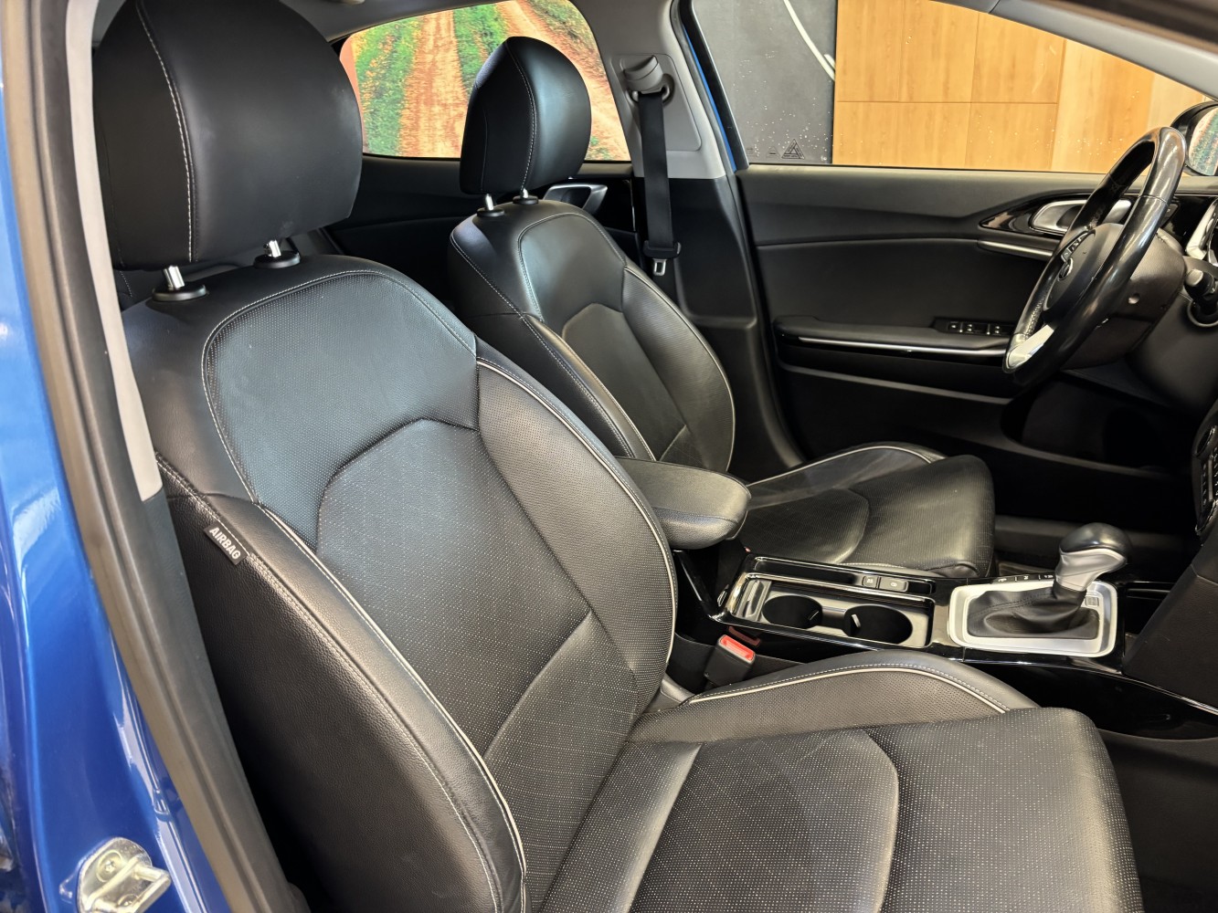 Car image 14